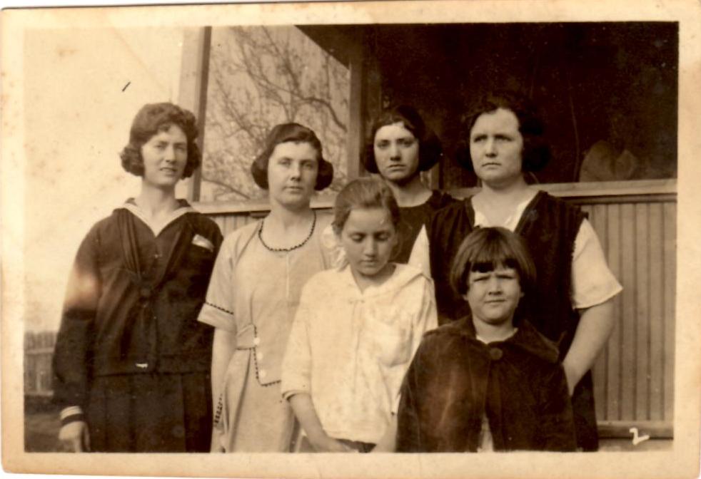 Six Copeland Girls: Lucy Clyde, Sinahlue, Mary Elizabeth, Bertha Jewell, small girls Anna Grace & Pauline